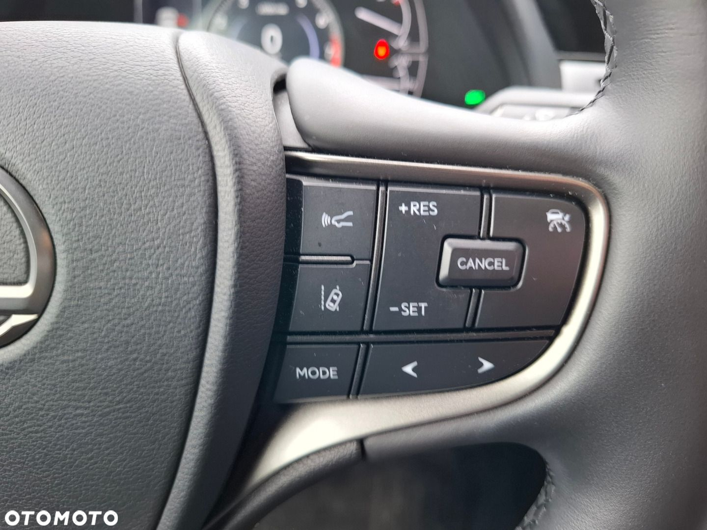 Lexus UX - 35