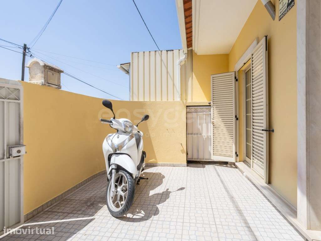 Moradia Geminada T2 + Aproveitamento Sotão | Excelente Espaço Exter... - Grande imagem: 2/33