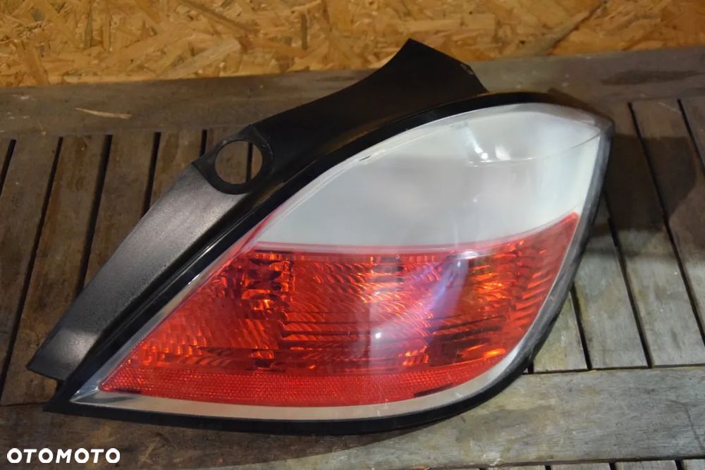 Opel Astra H Lampa tylna prawa prawy tył HB EUROPA