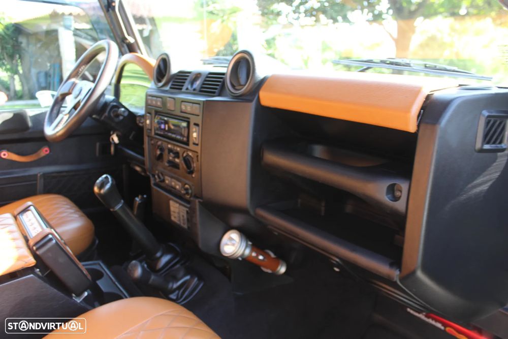 Land Rover Defender 110 Black Pearl Limited Edition - 32