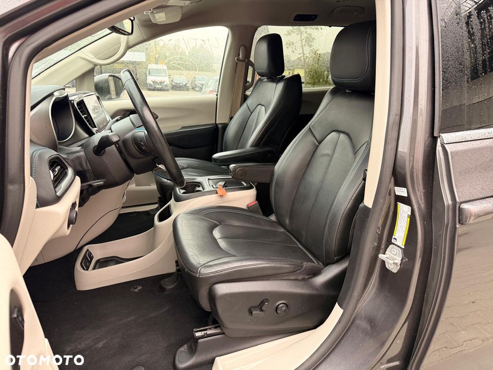 Chrysler Pacifica - 26