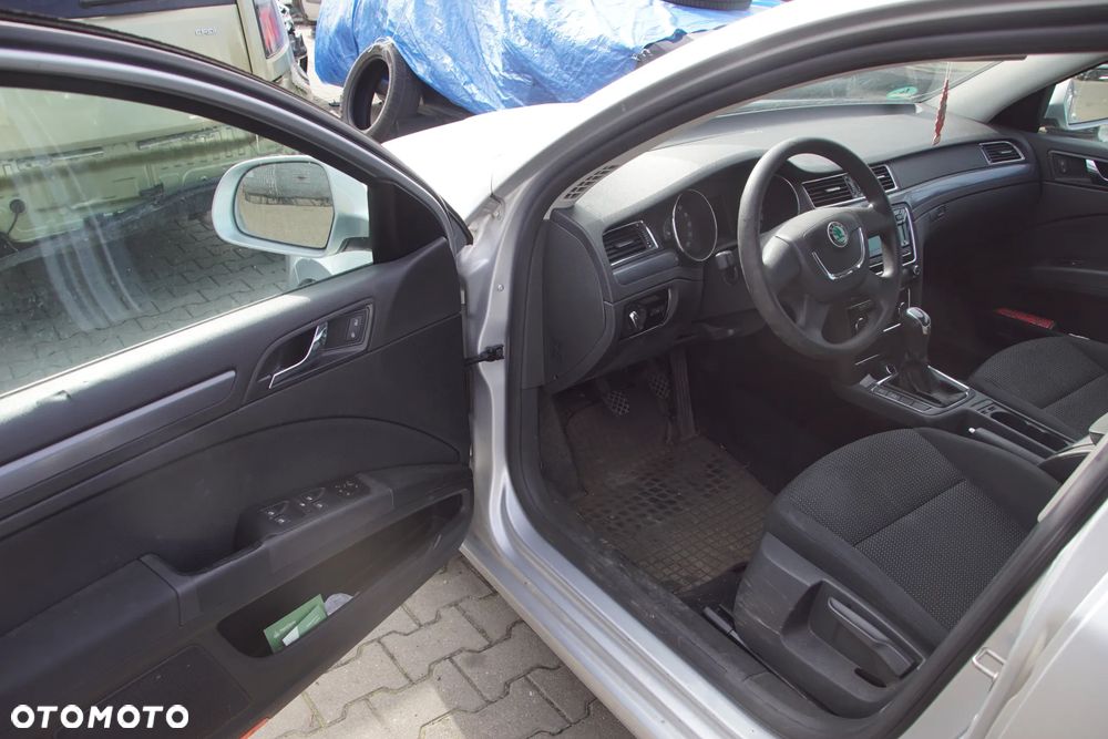 Auto na części - Skoda Superb II 2.0 TDI 140 KM BMP KXX LA7W 2009R Silnik Skrzynia Drzwi Błotnik Zderzak Lampa Lusterko Klamka Szyba Deska Kokpit Sterownik Moduł Czujnik Licznik Panel Kierownica - 11