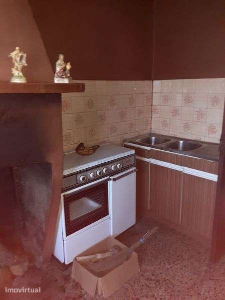 Vende-se Casa com anexos e quintal  no concelho  de  Mogadouro. - Grande imagem: 4/8