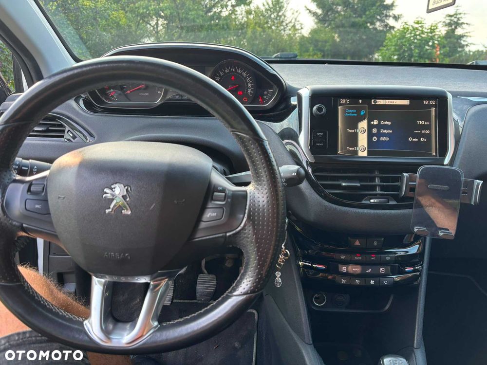 Peugeot 208 - 8
