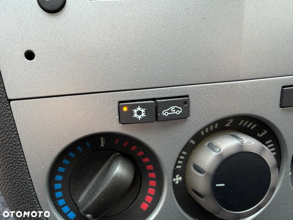 Opel Corsa 1.2 16V Essentia - 9