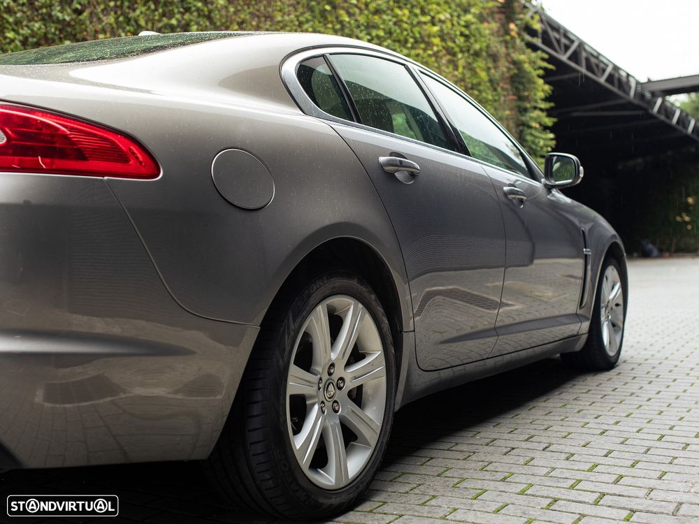 Jaguar XF 2.7 D V6 Luxury - 13