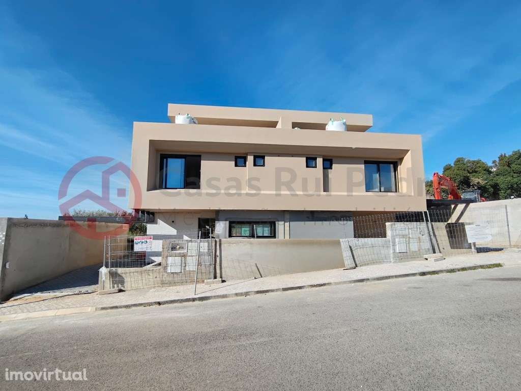 Moradia Geminada T3+1 com Piscina e Jardim - Grande imagem: 3/47