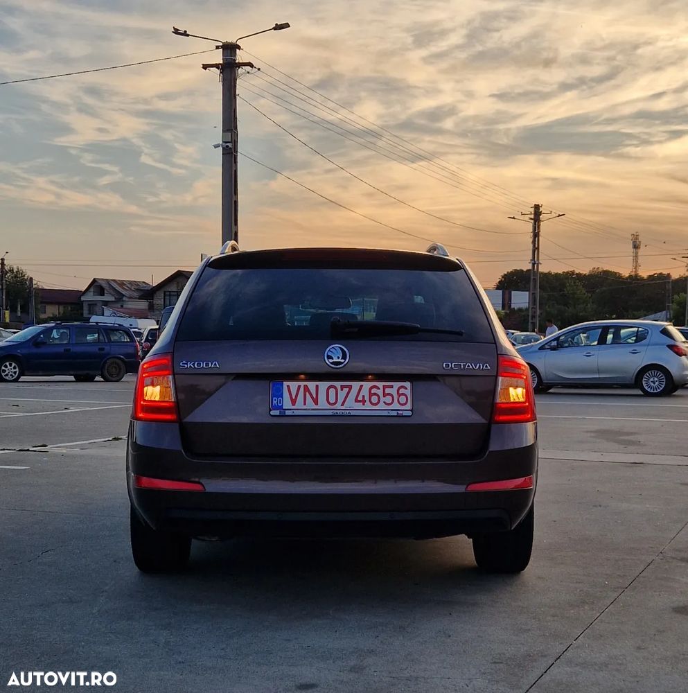 Skoda Octavia Combi 2.0 TDI DSG Premium Edition - 6