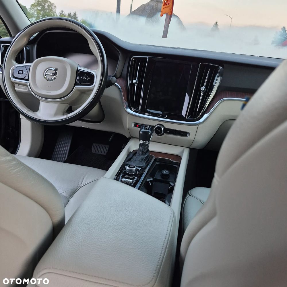 Volvo S60 T5 Momentum Pro - 24