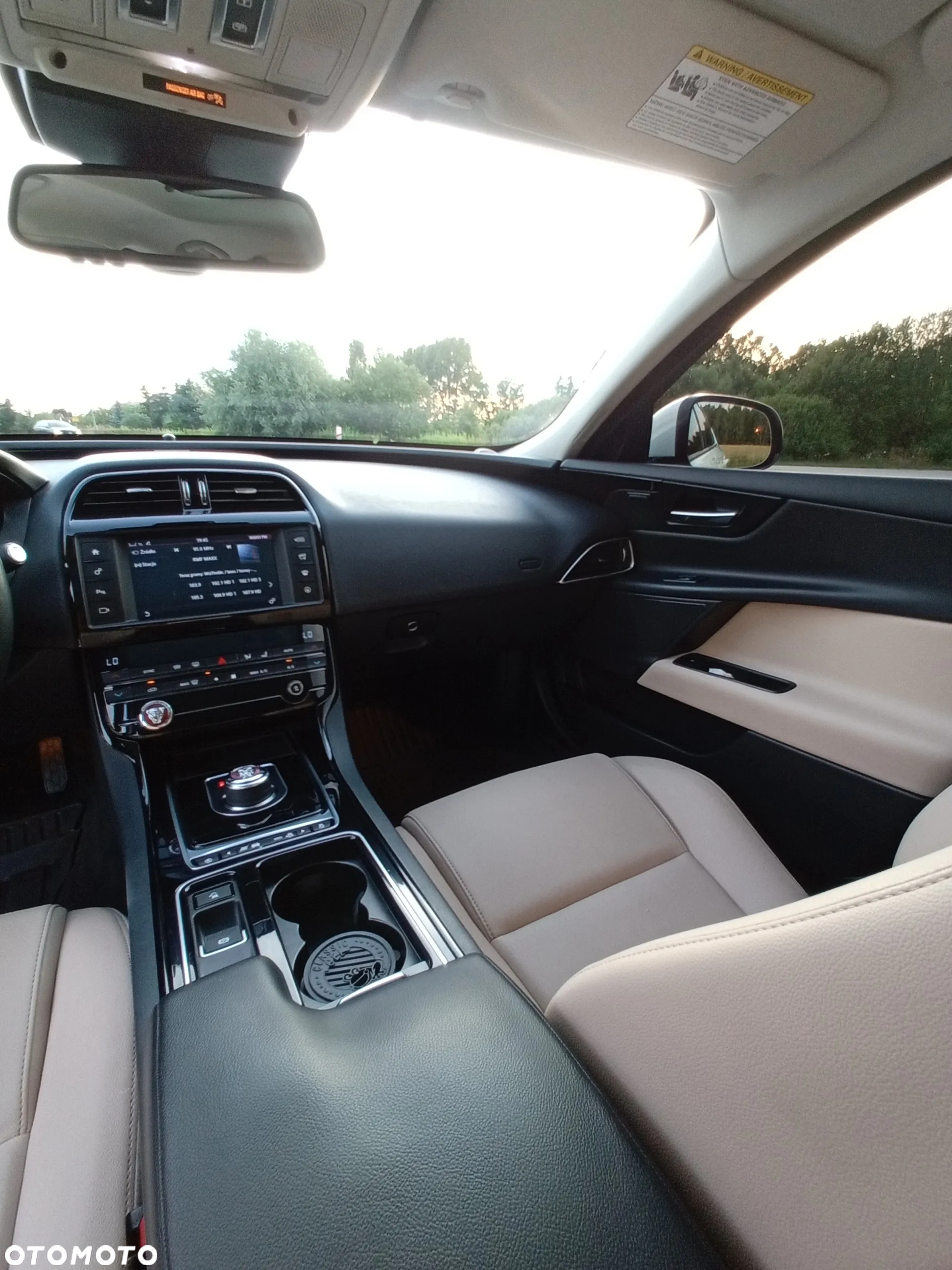 Jaguar XE 25t AWD Prestige - 12