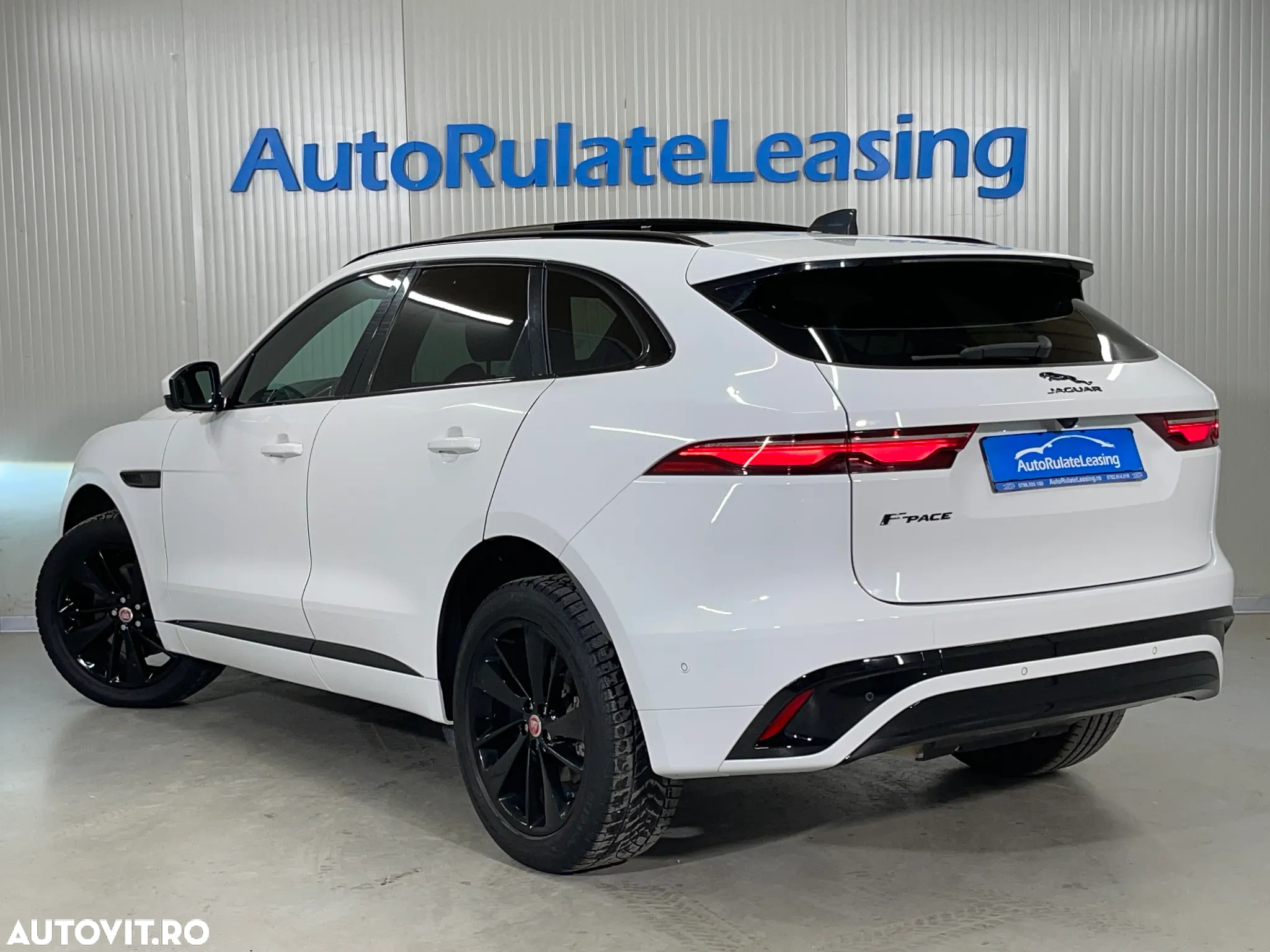 Jaguar F-Pace P250 AWD R-Dynamic SE - 4