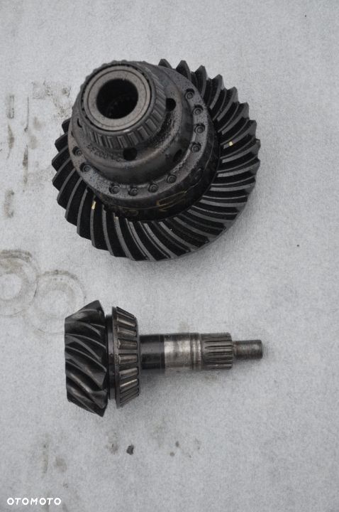 DYFERENCJAŁ WAŁEK KOŁO TALERZOWE PRZOD  JOHN DEERE 6155R - 1