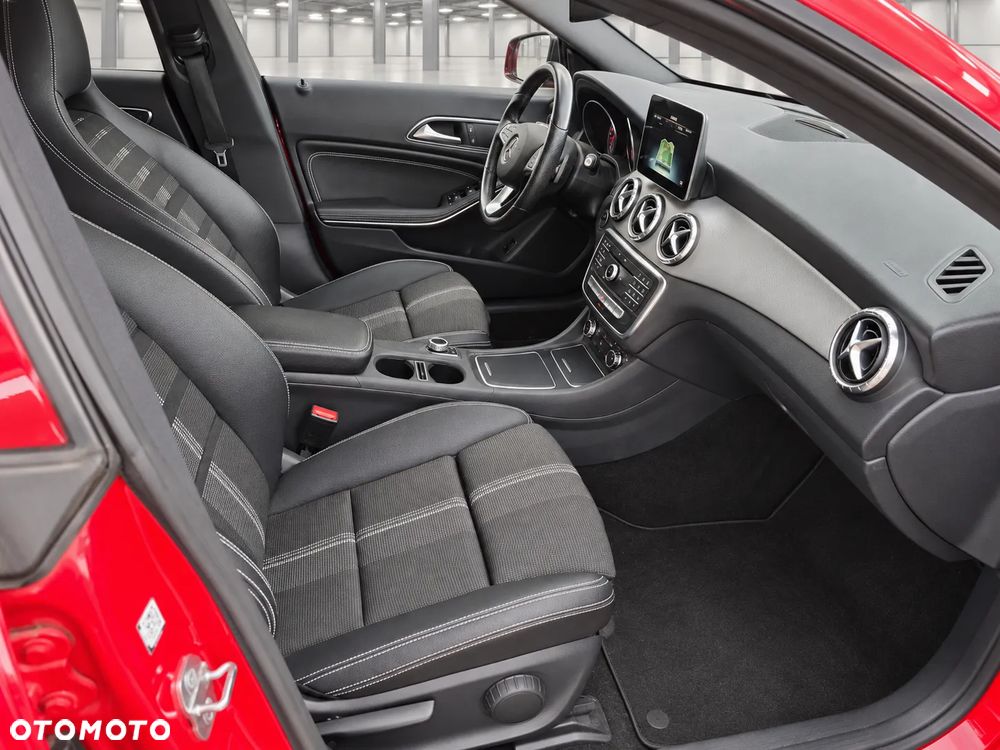 Mercedes-Benz CLA 180 7G-DCT UrbanStyle Edition - 4
