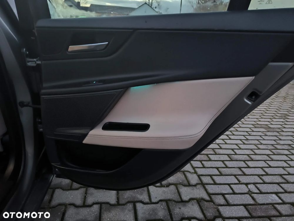 Jaguar XE 2.0 T Prestige - 10