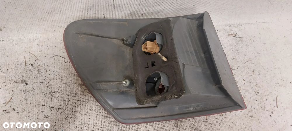 .  TYL TYLNA LAMPA PRAWA TOYOTA AVENSIS VERSO - 3