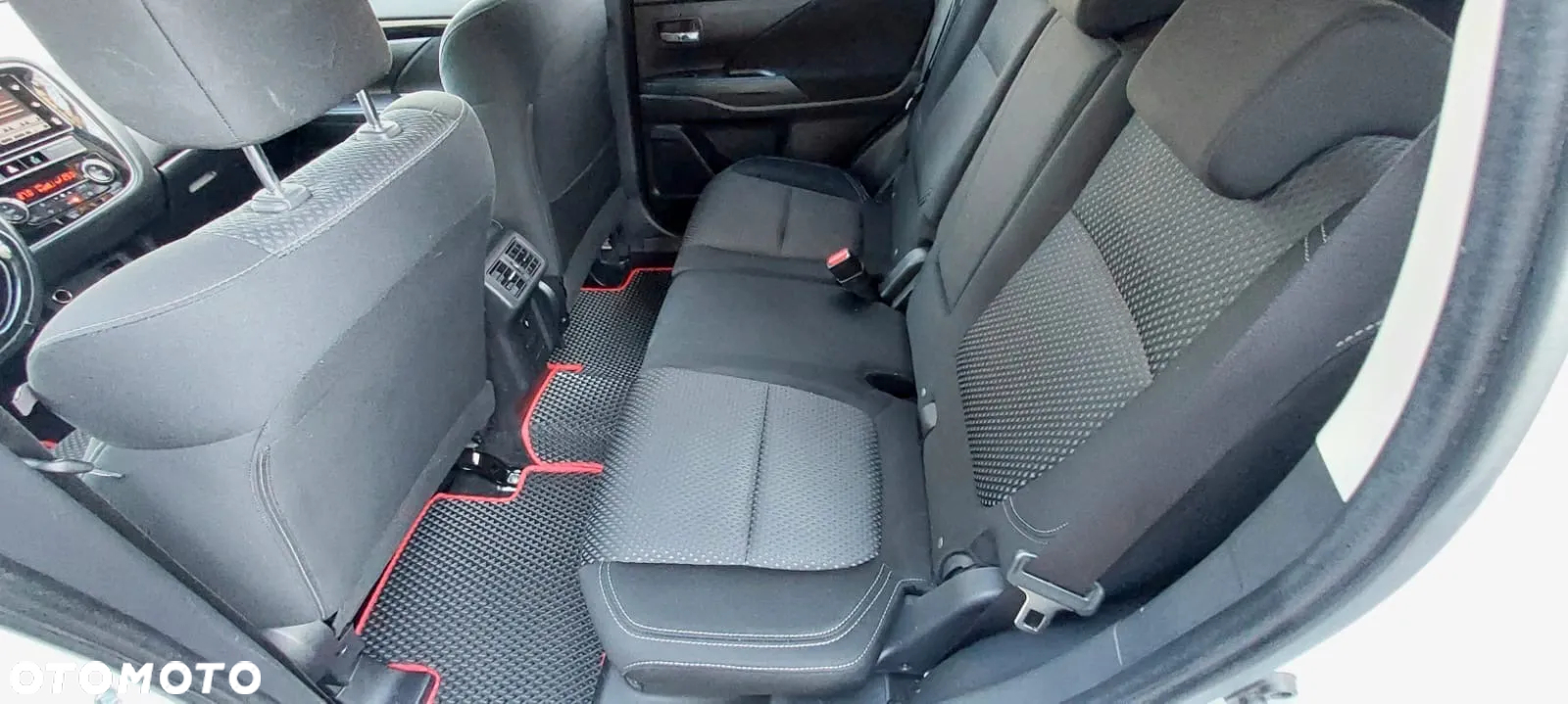 Mitsubishi Outlander 2.0 Instyle Navi 4WD CVT - 24