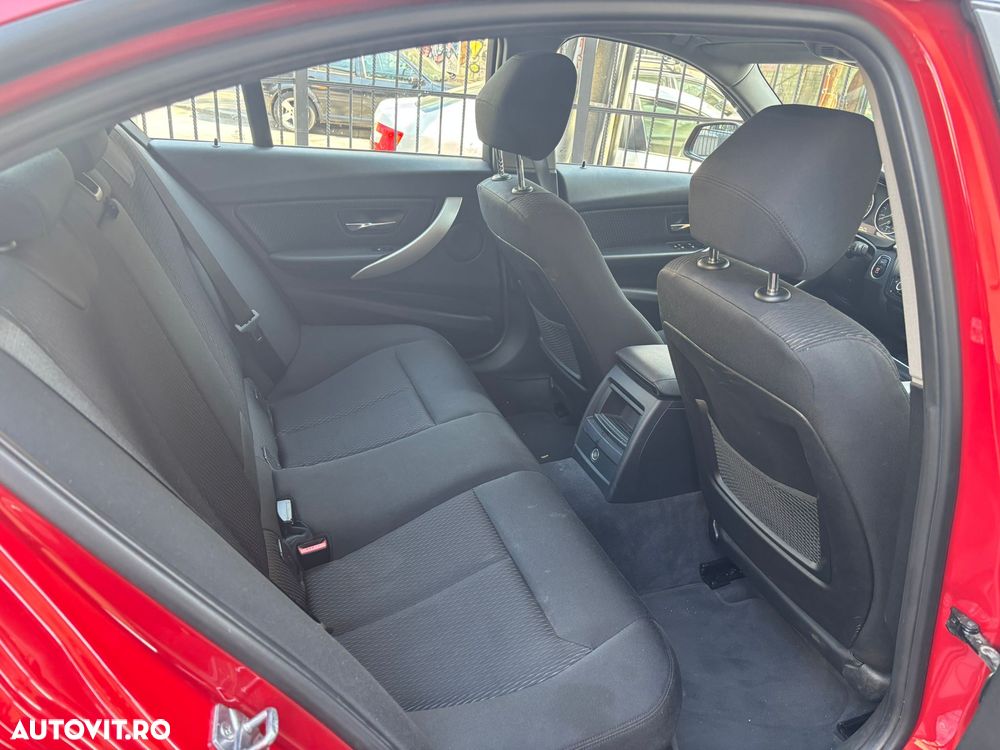 BMW Seria 3 320i - 8