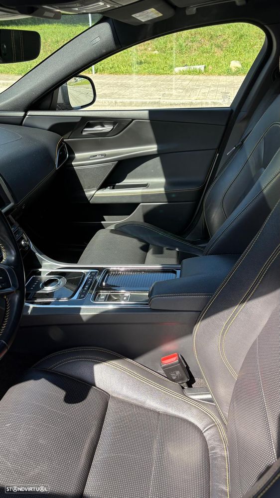 Jaguar XE 30t AWD R-Sport - 7