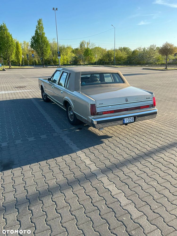 Lincoln Town Car - 7