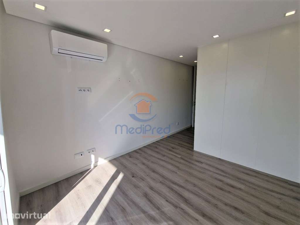 Apartamento T2 NOVO c/ Varanda e BOX | Santo António dos Cavaleiros... - Grande imagem: 5/45