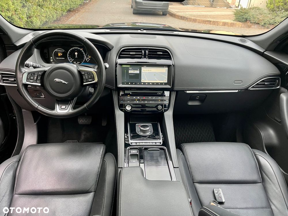 Jaguar F-Pace 25t AWD Portfolio - 11