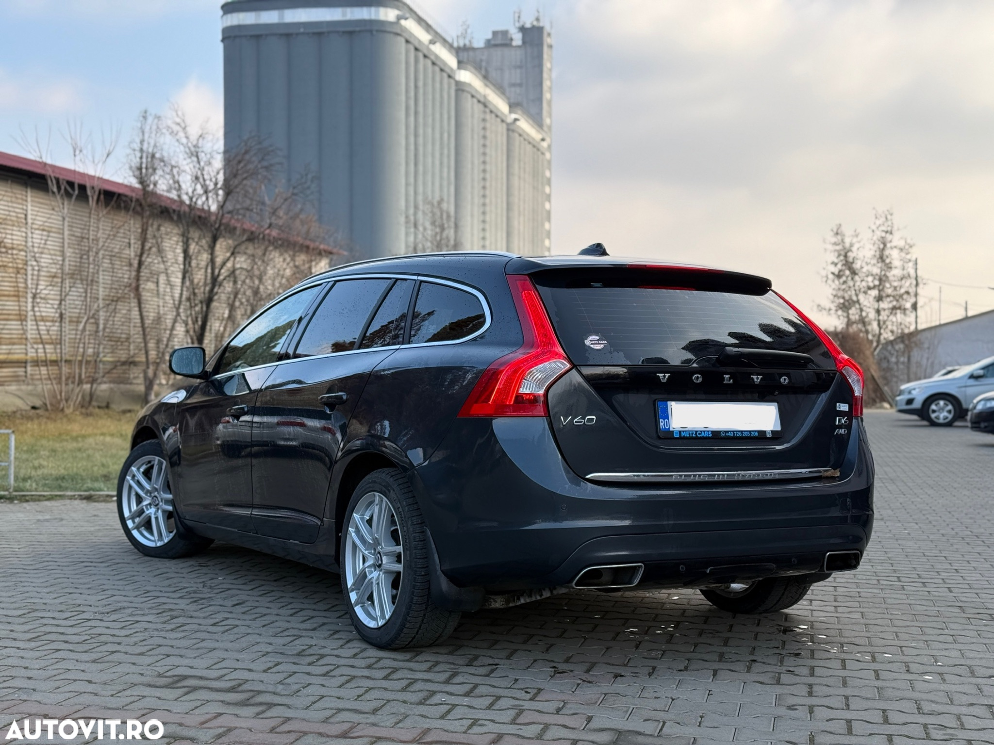 Volvo V60 D6 Plug-In-Hybrid AWD Geartronic Summum - 3