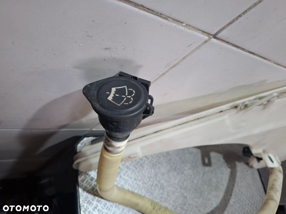 Zbiorniczek spryskiwaczy BMW E90 E91 rok 2009 lift nr 7068998 - 3