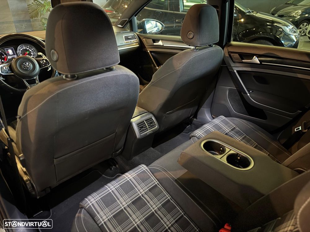 VW Golf 2.0 TDI GTD DSG - 35