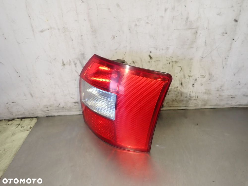 LAMPA PRAWA TYLNA AUDI A4 B6 - 5