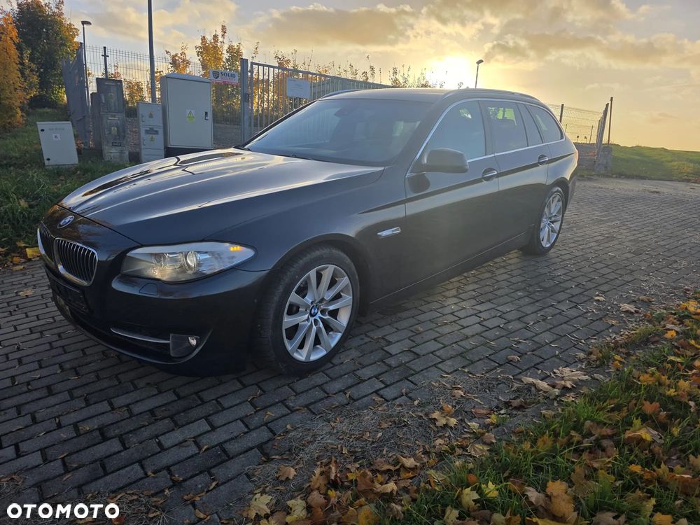 BMW 5 Series 2011 photo 2