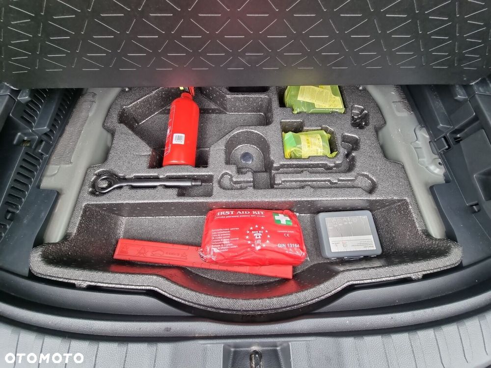 Toyota RAV4 2.5 Hybrid Black Edition by JBL 4x4 - 25