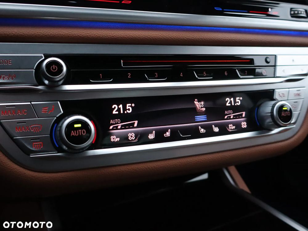 BMW Seria 7 750i xDrive sport - 29