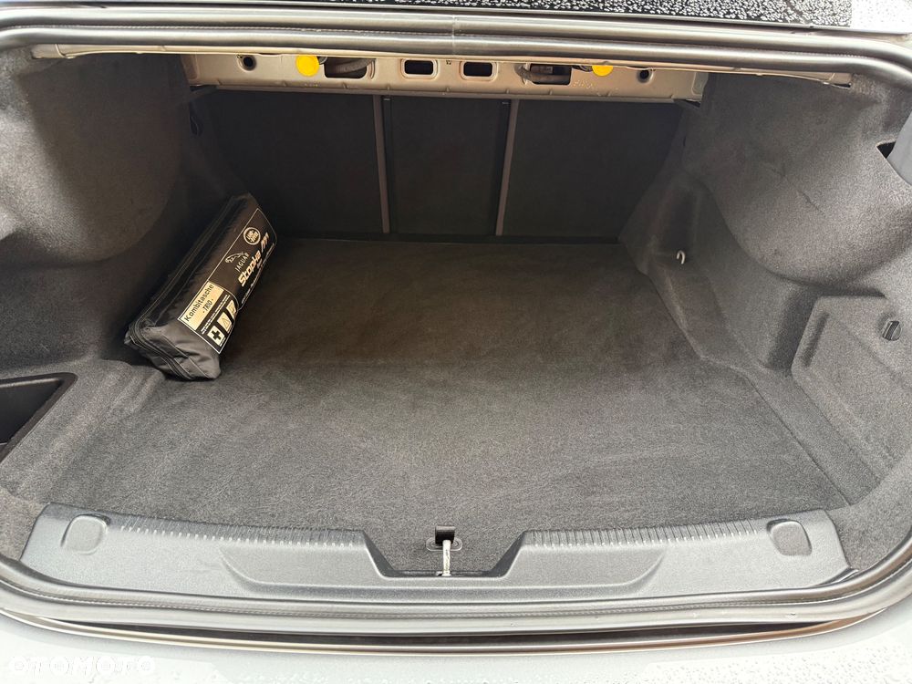 Jaguar XE 20d AWD R-Sport - 33