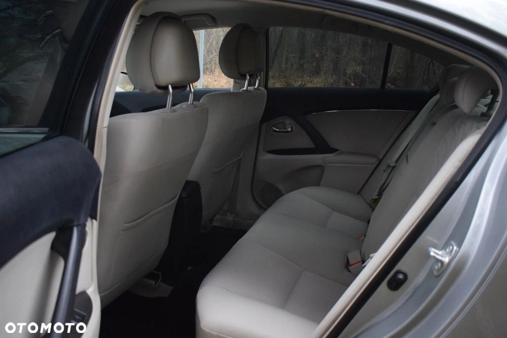 Toyota Avensis 2.0 Sol plus EU5 - 12