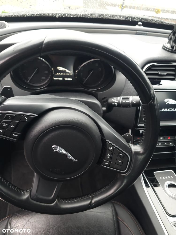 Jaguar XE 20t Prestige - 13