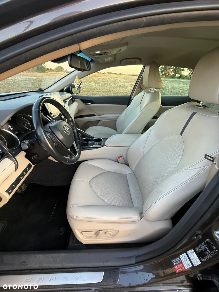 Toyota Camry 2.5 Hybrid Executive CVT - 6
