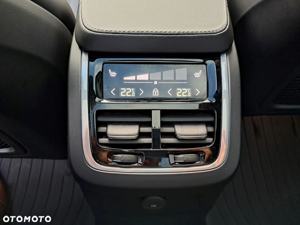 Volvo XC 90 T8 AWD Plug-In Hybrid Ultimate Dark 7os - 17