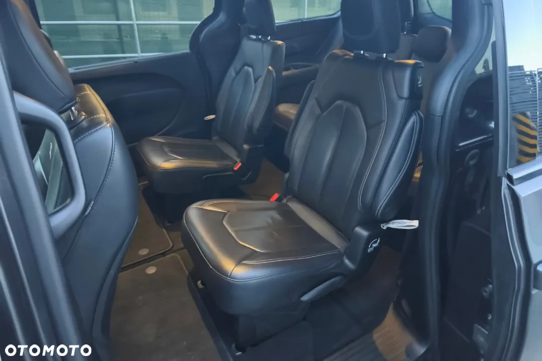 Chrysler Pacifica - 35