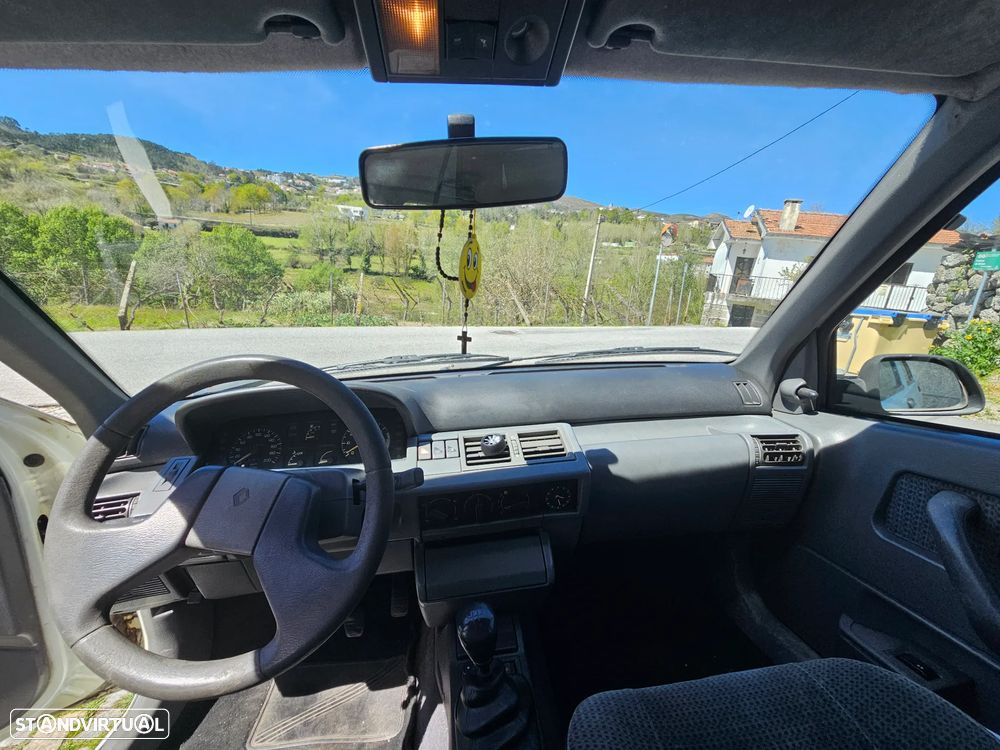 Renault Clio 1.2 RT - 4