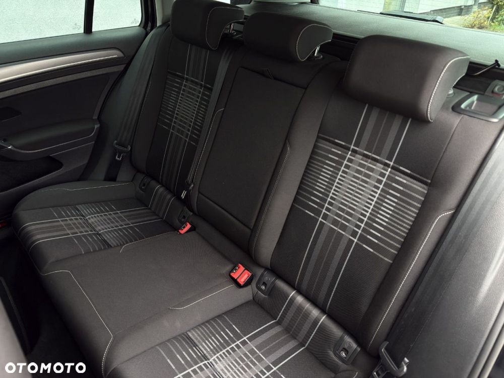 Volkswagen Golf - 32