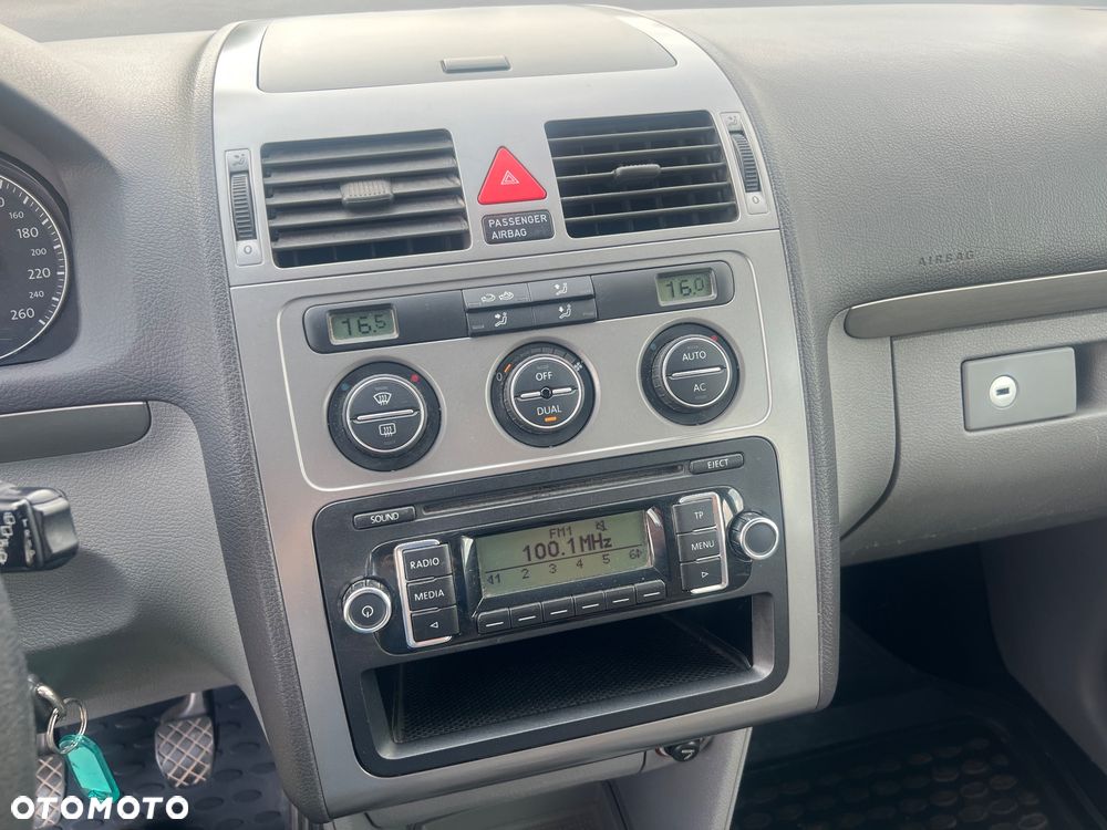 Volkswagen Touran - 12