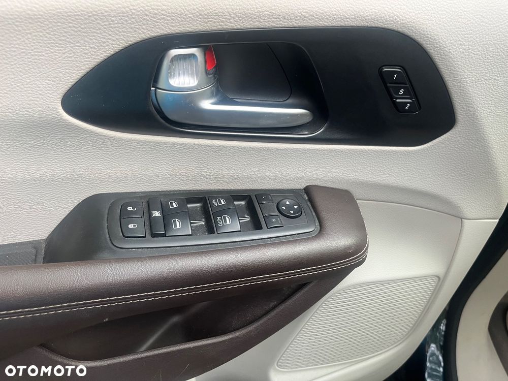 Chrysler Pacifica - 16