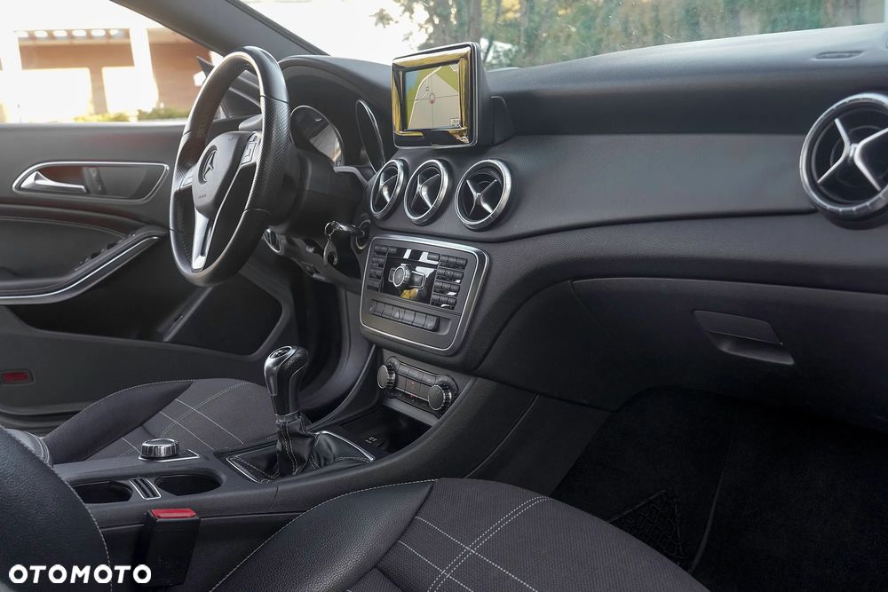 Mercedes-Benz CLA 180 AMG Line - 13