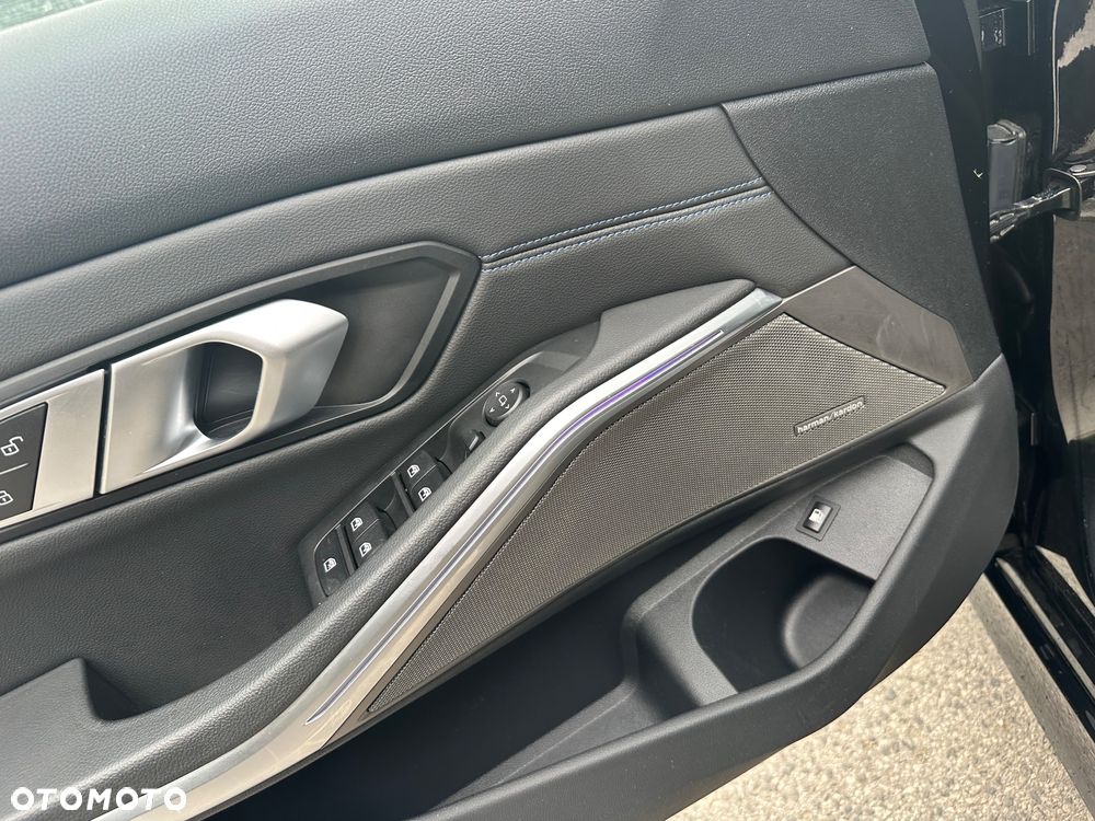 BMW Seria 3 330e M Sport - 17