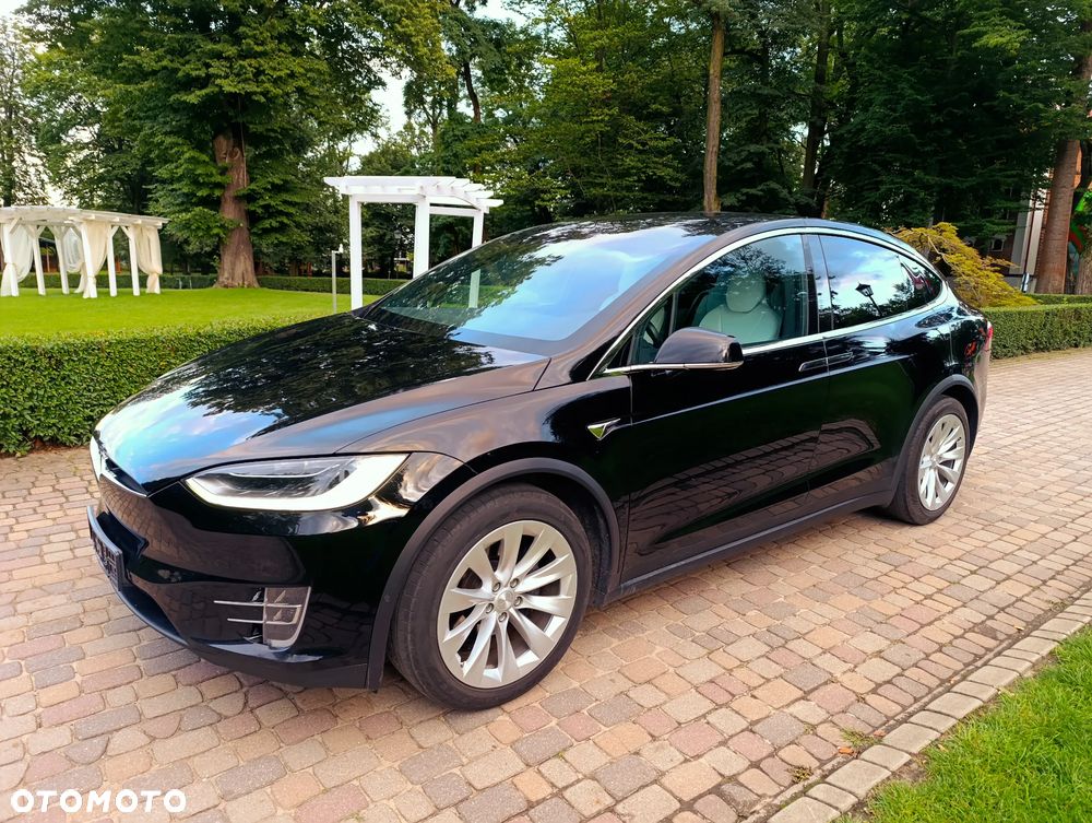 Tesla Model X - 22