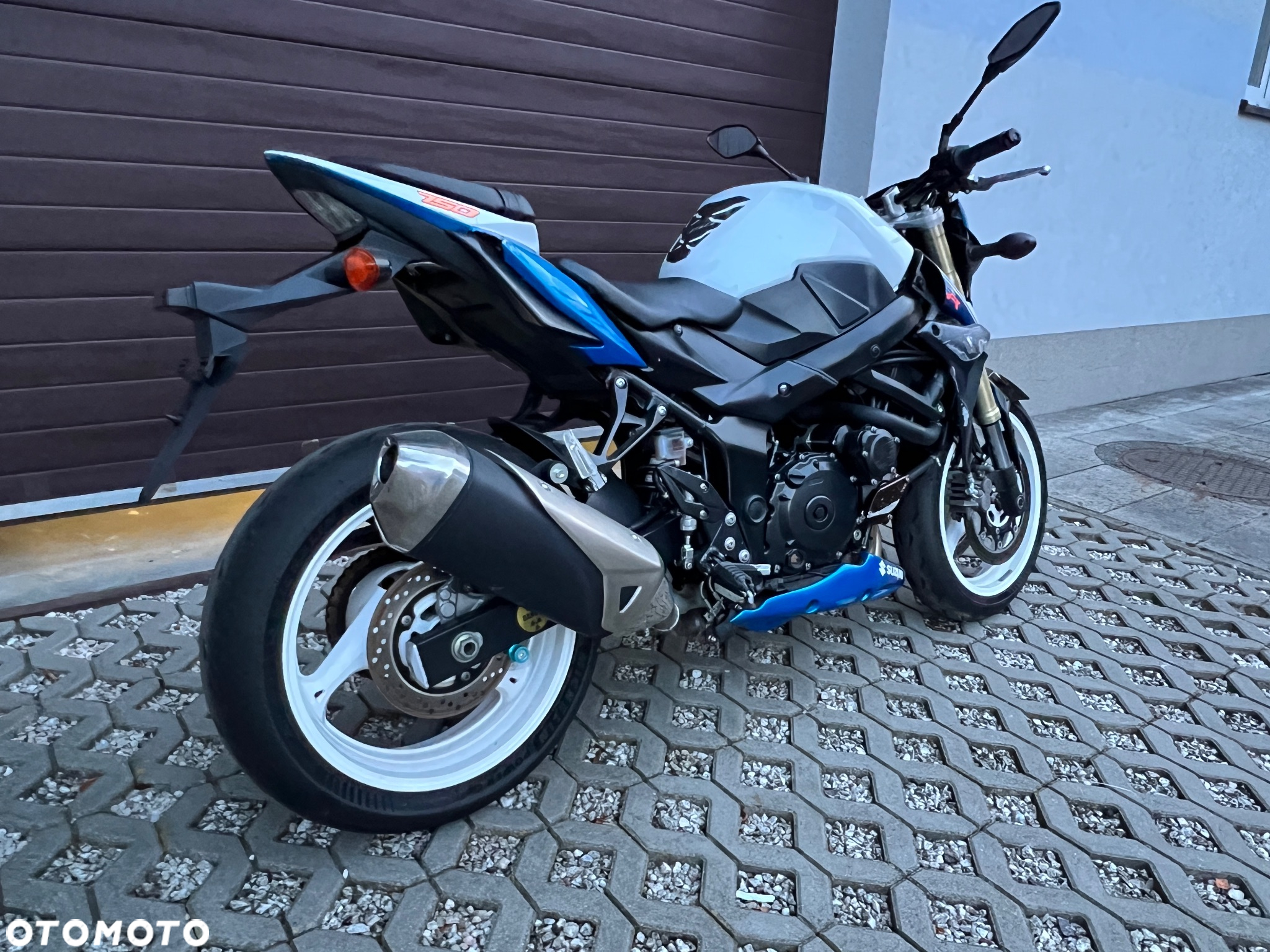 Suzuki GSR - 9
