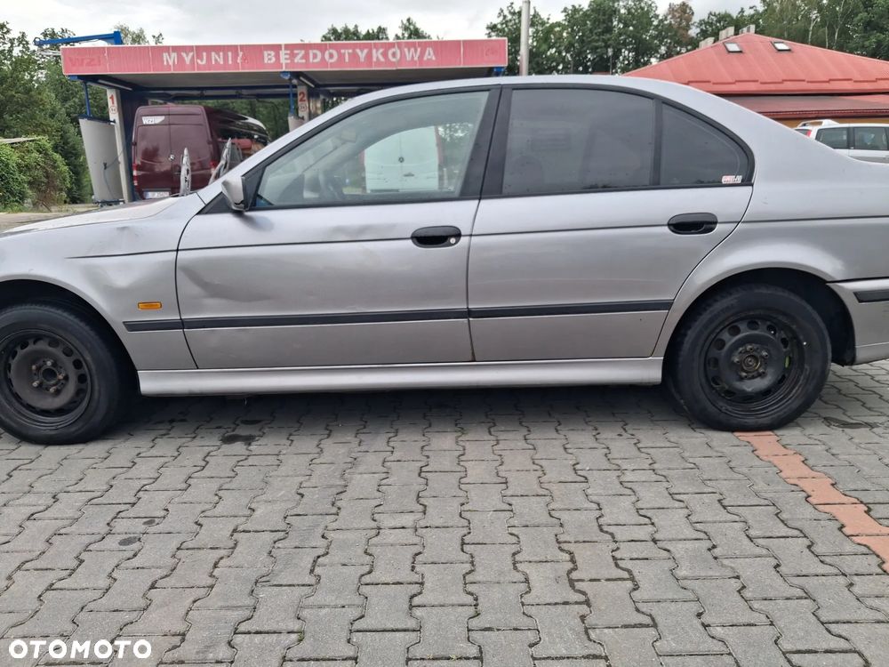 BMW 5 E39 silnik 2.5 TDS M51D25 143 KM skrzynia biegów 23001434452  S5D 2602 dyfer dyferencjał 33101428489  2,64 drzwi klapa maska zderzak błotnik Orientblau Metallic 317 alternator wtrysk przepustnica przepływomierz turbina alternator maglownica pompa wspomagania sprężarka klimatyzacji wentylator sterownik stacyjka moduł silniczek panel przewód wiązka radio konsola wyświetlacz tunel fotel fotele tapicerka skórzana skóra boczek podłokietnik szyba zwrotnica EGR chłodnica pas wzmocnienie lusterko lampa reflektor tłumik wydech halogen hak holowniczy klamka belka sanki mcperson amortyzator sprężyna felga zwrotnica blenda mikrostyk kierownica mechanizm zamek zacisk hamulcowy jarzmo klamka włącznik schowek lewarek wybierak osłona łapa poduszka zbiorniczek rura manetki kolektor pompa ABS NA CZĘŚCI wszystkie części - 12