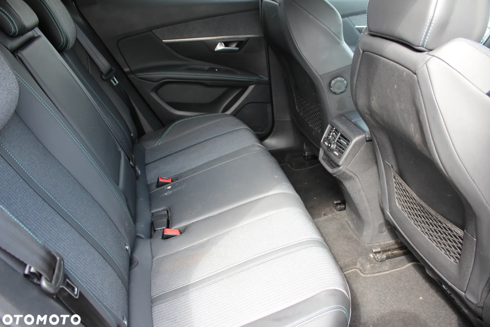 Peugeot 3008 1.2 PureTech Allure S&S EAT8 - 11