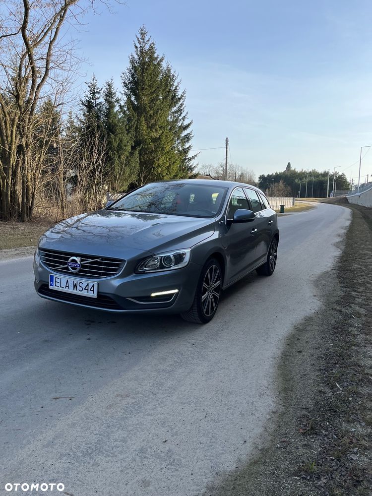 Volvo V60 D6 AWD Plug-in Hybrid R-Design Summum - 1