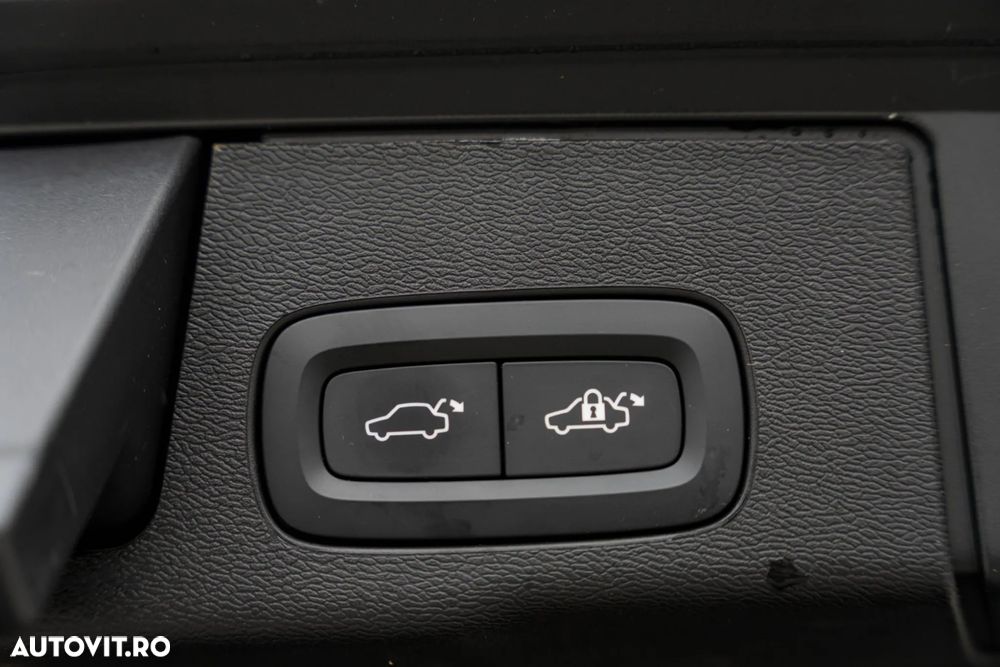 Volvo XC 60 B4 D Plus Dark - 12